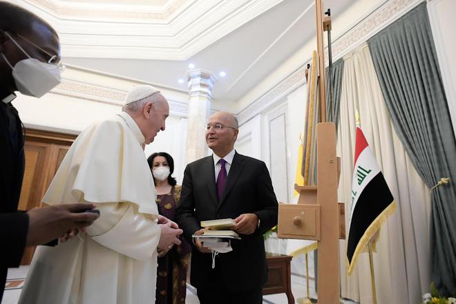 Irak: le président Saleh accueille le pape par un envol de colombes