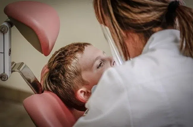 Mon enfant a peur du dentiste : 5 astuces pour préparer sa visite