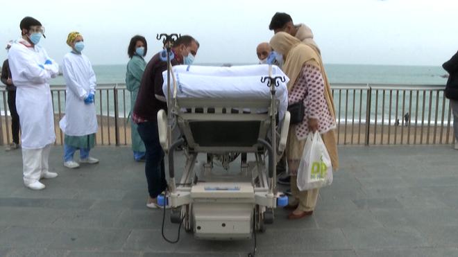 VIDÉO. Espagne : un malade du covid-19 en soins intensifs reçoit la visite de sa famille face à la mer