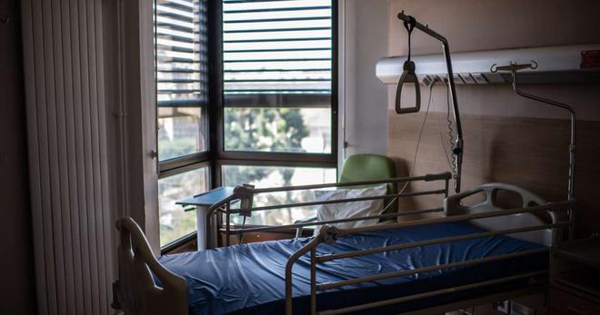 Hôpitaux et cliniques d’Ile-de-France sommés de déprogrammer 40 % de leurs activités pour libérer des lits