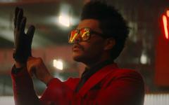 “Blinding Lights” de The Weeknd : premier morceau de l’histoire à rester dans le top 10 un an