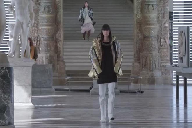 Louis Vuitton clôt la Fashion week au Louvre