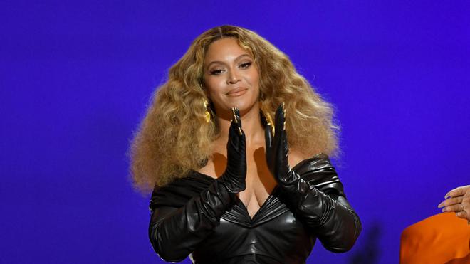 Grammy Awards : Beyoncé entre dans la légende au cours d'une cérémonie très "girl power"