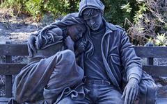 Vancouver : Il immortalise une statue qui semble prendre vie avec le givre ! Magnifique…