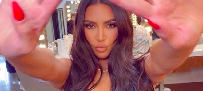 Kim Kardashian ultra sensuelle en pyjama en soie SKIMS sur Instagram !