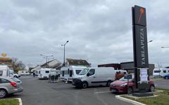 Essonne : à peine rouvert, le parking de son restaurant est envahi par des caravanes