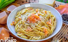 Recette de spaghettis carbonara au saumon (spaghetti alla carbonara di salmone)