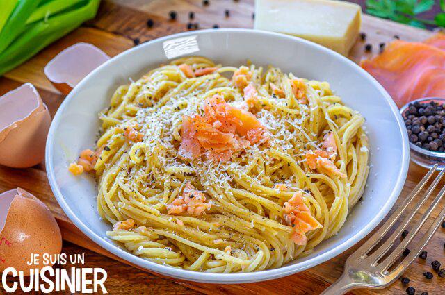 Recette de spaghettis carbonara au saumon (spaghetti alla carbonara di salmone)