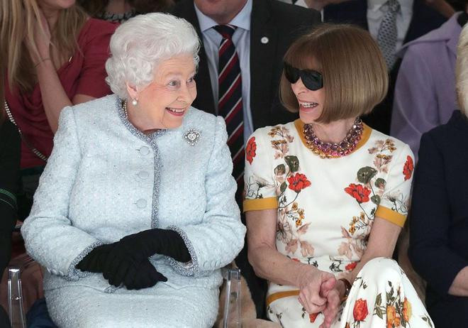 Le jour où Elisabeth II s'est invitée à la Fashion Week avec Anna Wintour