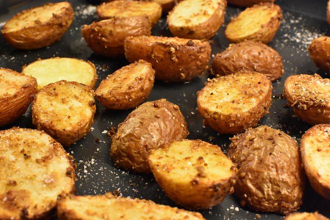 Découvrez la recette des savoureuses pommes de terre rôties à l’ail
