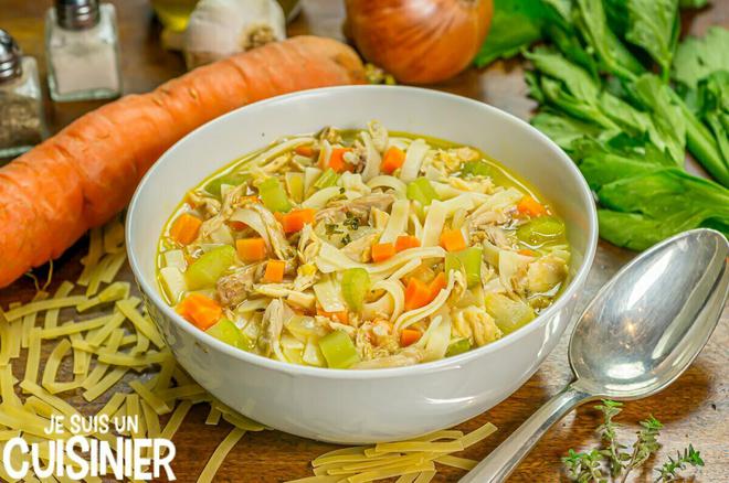 Recette de la chicken noodle soup (soupe de poulet aux légumes et nouilles)