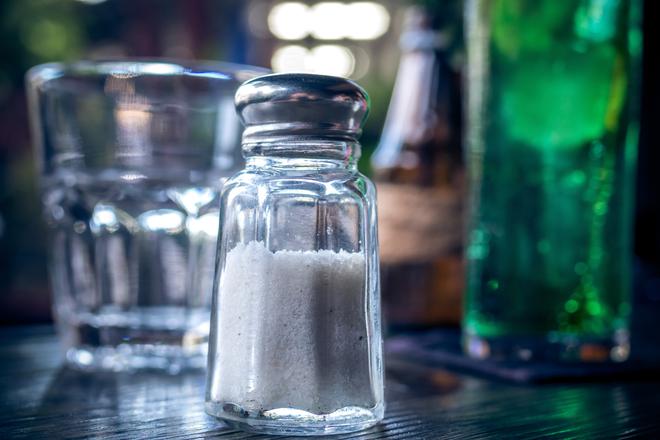 Hypertension : Michel Cymes vous explique comment limiter votre consommation de sel