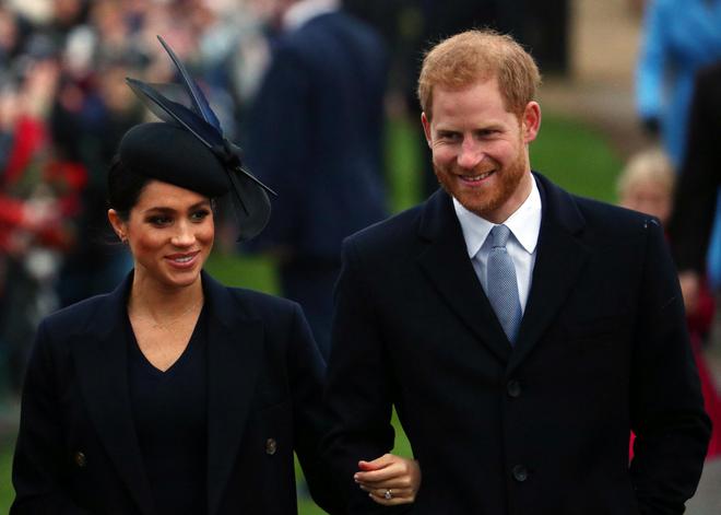 Meghan et Harry rendent hommage au prince Philip, leur présence aux funérailles au centre de l’attention