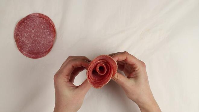 Voici comment sublimer vos planches de charcuterie avec des roses de salami
