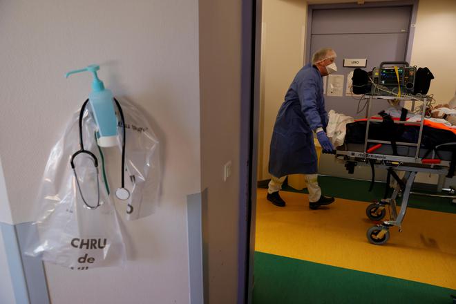 Covid-19 en France : 297 nouveaux décès et 5902 patients en soins critiques