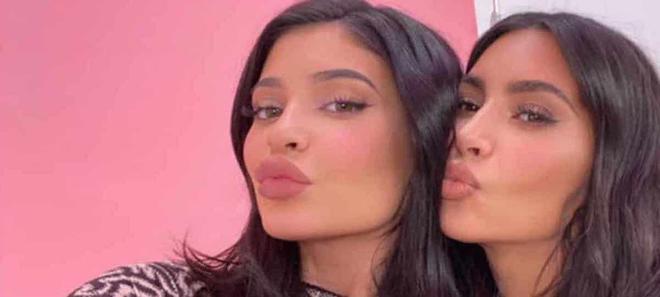 Kim Kardashian et Kylie Jenner sexy pour jouer aux sœurs jumelles !