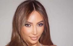 Kim Kardashian sublime en joli body noir transparent SKIMS !