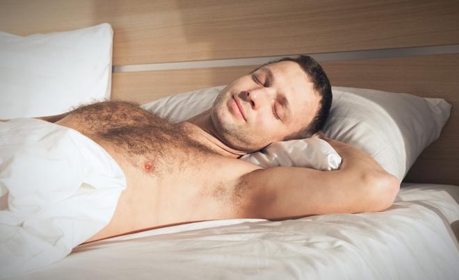 5 bonnes raisons de dormir nu quand on est un homme
