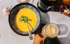Soupe de poivrons jaunes au curry et au lait de coco