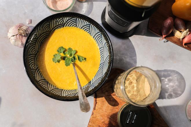 Soupe de poivrons jaunes au curry et au lait de coco