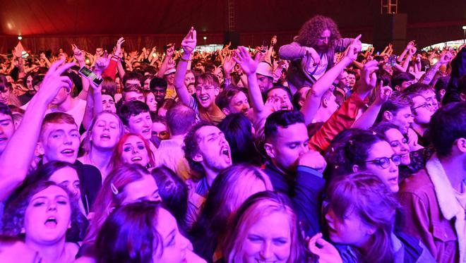 Royaume-Uni : un concert-test rassemble des milliers de personnes sans masque à Liverpool