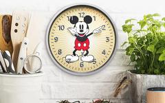 Découvrez Echo Wall Clock – Edition Disney Mickey Mouse et le support Star Wars pour Echo Dot