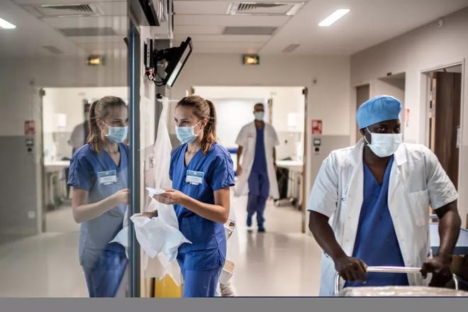 Nora Sahara, ex-infirmière : « Après le Covid, il y aura un départ massif de soignants »