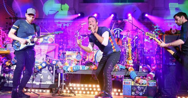 Coldplay : Higher Power en live pour Glastonbury (VIDEO)