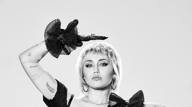 Exclusif : Miley Cyrus se confie sur la célébrité, la mode, et sa famille