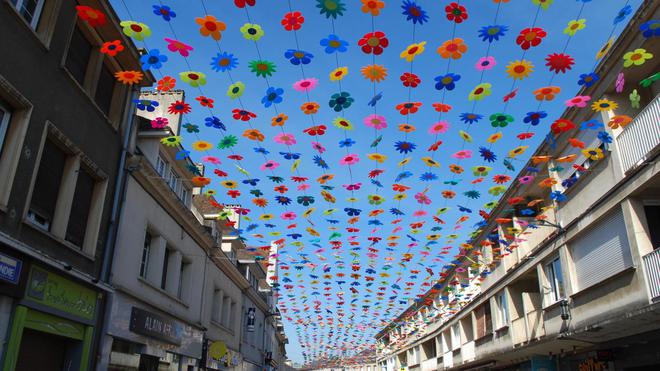 Des décorations florales colorent la ville de Louviers