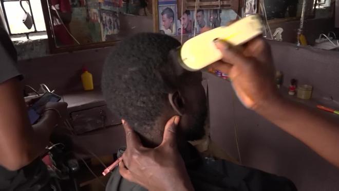 Un commerçant au grand coeur habille et coiffe les malades mentaux à Dakar