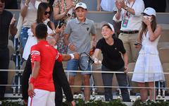 Roland-Garros : Novak Djokovic a rendu fou de joie un jeune spectateur… en lui offrant sa raquette !