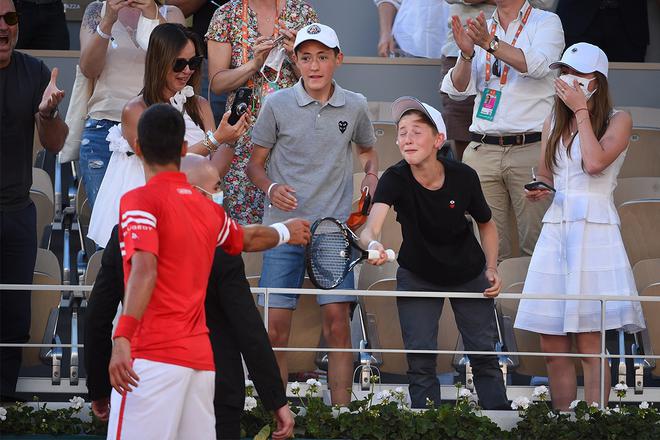 Roland-Garros : Novak Djokovic a rendu fou de joie un jeune spectateur… en lui offrant sa raquette !