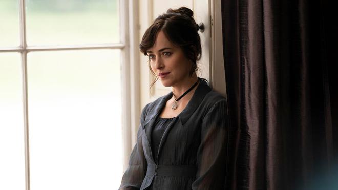 Persuasion sur Netflix : premières images de Dakota Johnson dans l'adaptation du roman de Jane Austen