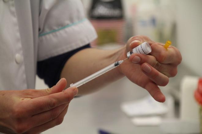 Vaccin : le délai entre deux doses de Pfizer et Moderna passe à 21 jours, annonce Olivier Véran