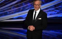 Après avoir longtemps critiqué le streaming, Steven Spielberg signe un partenariat avec Netflix
