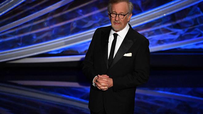 Après avoir longtemps critiqué le streaming, Steven Spielberg signe un partenariat avec Netflix