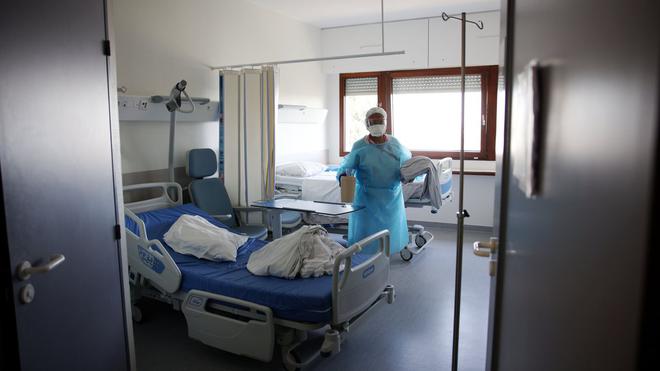 Covid-19 en France : 1560 patients en soins critiques et 52 nouveaux décès
